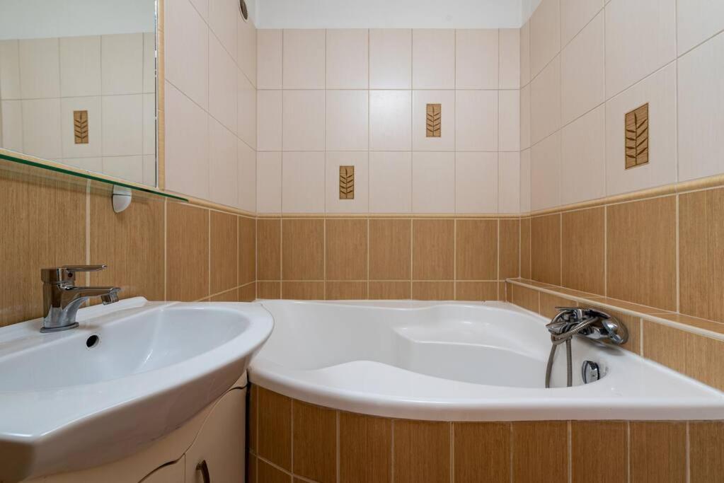 Апартаменти Spacious And Bright Flat Between Airport & Center Будапешт Екстер'єр фото